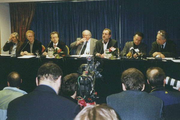 Жак Вержес (други сдесна) на конференцији за штампу Међународног комитета за одбрану Слободана Милошевића у Хагу 2002.